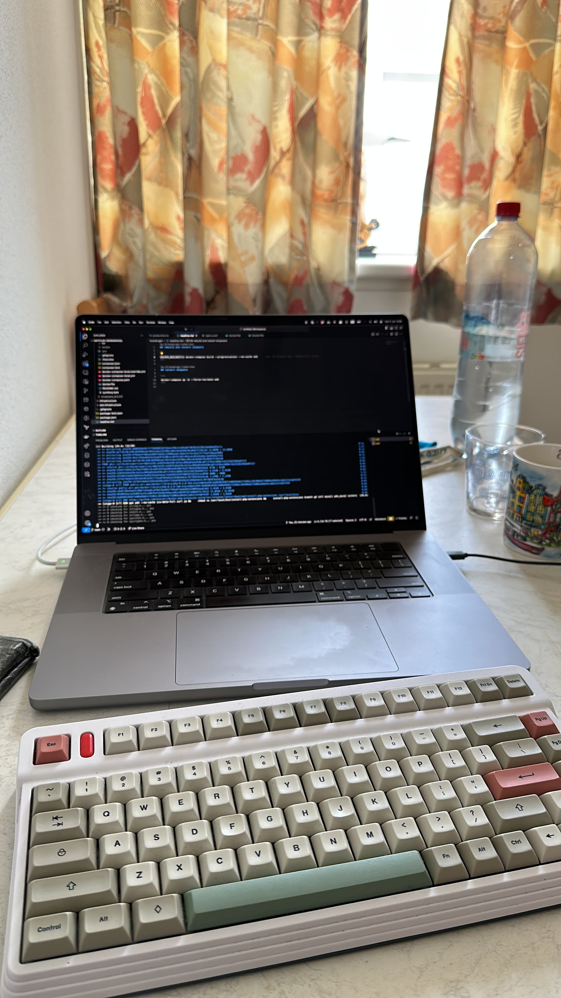 Laptop mit Code auf dem Küchentisch — wo Kinvivo entsteht