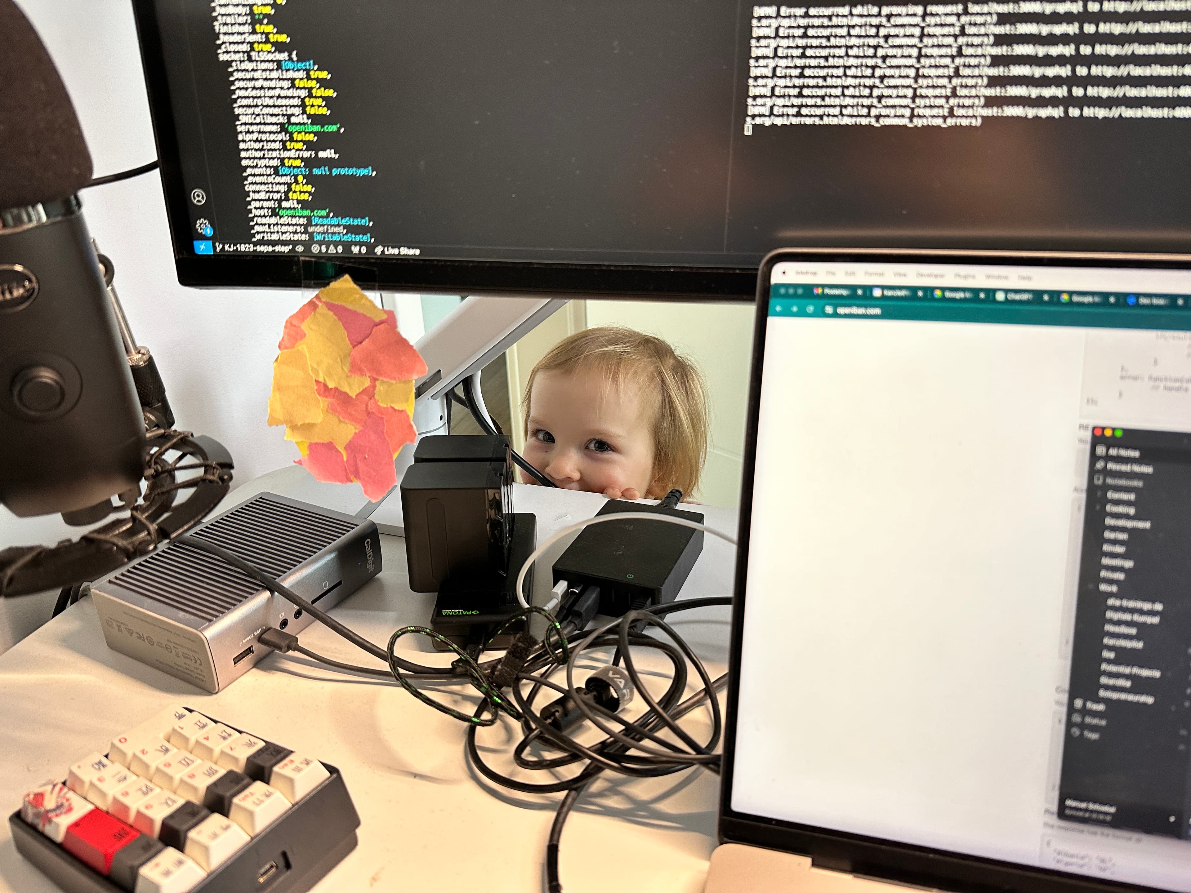 Kind schaut neugierig hinter die Monitore beim Programmieren